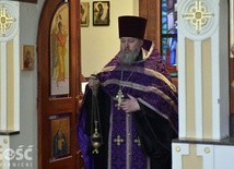 Ks. Nikolski w czasie okadzenia prawosławnej świątyni