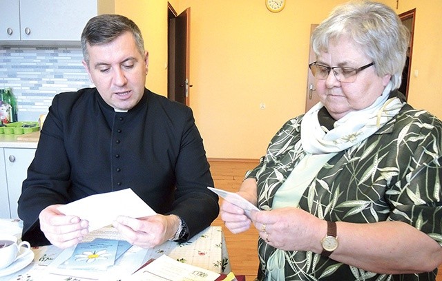 ▲	Jadwiga Mikuła i ks. Krzysztof Rębisz nad deklaracjami modlitwy.