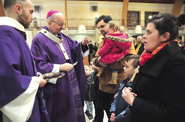 ▼	Podczas Eucharystii nastąpiło błogosławieństwo i rozesłanie nowych apostołów.