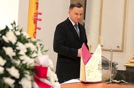 Prezydent Andrzej Duda dziękował zmarłemu za wierną służbę ojczyźnie.