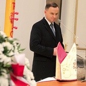 Prezydent Andrzej Duda dziękował zmarłemu za wierną służbę ojczyźnie.