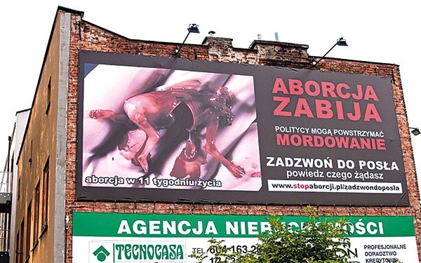 ▲	Billboard pojawił się na jednej z krakowskich kamienic w 2016 roku.