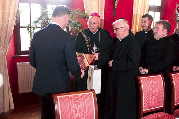 ▲	Wizyta głowy państwa wieńczy niejako ubiegłoroczne obchody 20. rocznicy koronacji cudownej ikony przez św. Jana Pawła II. 