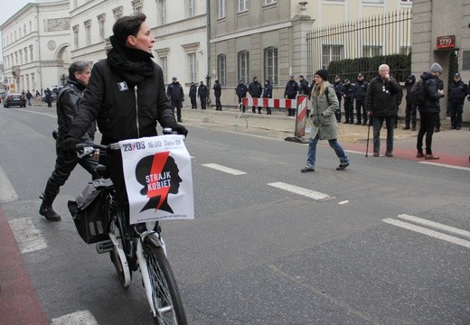 Biały i Czarny piątek w Warszawie