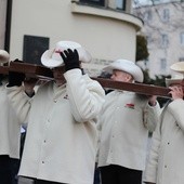 Ludzie pracy nieśli krzyż