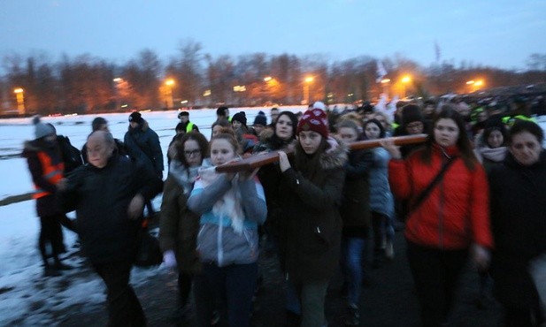 Młodzi niosą krzyż na terenie byłego obozu na Majdanku