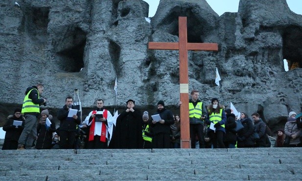 Nabożeństwo rozpoczęło się pod pomnikiem Walki i Męczeństwa