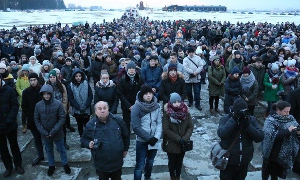 W ciemności i błocie za krzyżem