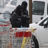Policja znalazła 3 ładunki wybuchowe w supermarkecie w Trebes