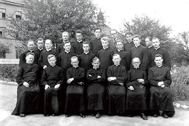Ks. Kazimierz Wiecheć (siedzi pierwszy od lewej) zgromadził w Płaszowie wokół siebie wielu współbraci.