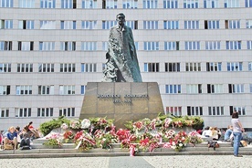 ▲	Katowicki pomnik W. Korfantego na placu Sejmu Śląskiego.