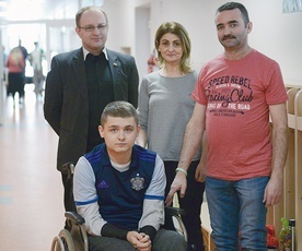 Na wózku Kamil Wurmański. Od lewej na górze: ks. Karol Warchoł COr oraz Anna i Jacek Wurmańscy, rodzice Kamila.