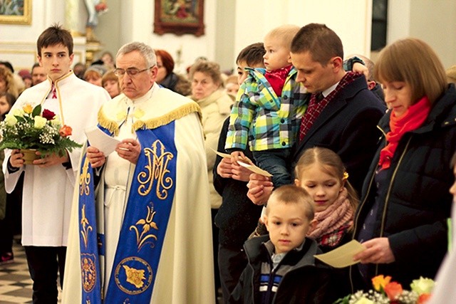 ▲	Matkę Bożą powitali przedstawiciele parafii. 