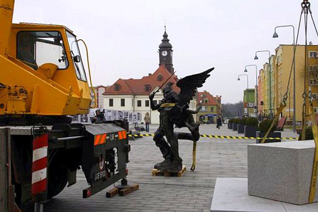 Instalacja figury św. Michała na lubińskim rynku