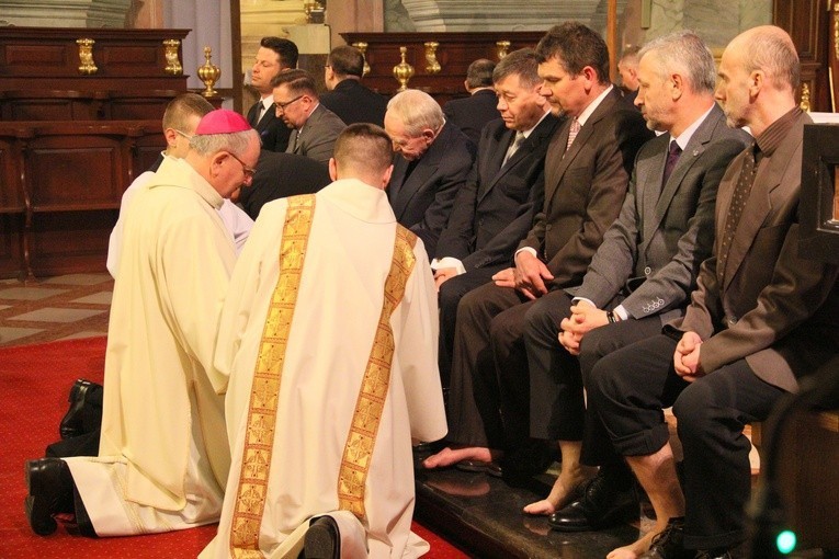 Obrzęd umycia nóg jest elementem liturgii wielkoczwartkowej 