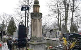Zebrane datki zostaną przeznaczone na renowację nagrobka w kształcie obelisku, gdzie spoczął ks. Michał Kobierski, zmarły w 1876 r. proboszcz radomskiej fary, zaangażowany w pomoc podczas powstania styczniowego