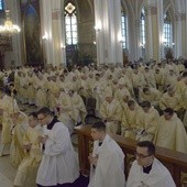 Celebra w Wielki Czwartek sprawowana w katedrze, matce kościołów diecezji, ukazuje pełnię władzy kapłańskiej biskupa i jedności z nim wszystkich kapłanów