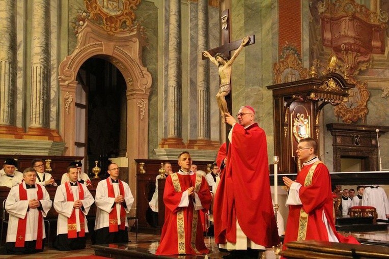 W centrum wielkopiątkowej liturgii stoi Krzyż Jezusa Chrystusa