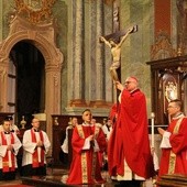 W centrum wielkopiątkowej liturgii stoi Krzyż Jezusa Chrystusa