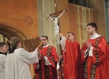 Krzyż stanął w centrum liturgii w Wielki Piątek