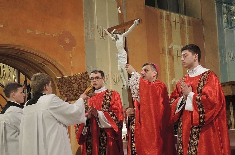 Krzyż stanął w centrum liturgii w Wielki Piątek