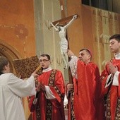 Krzyż stanął w centrum liturgii w Wielki Piątek