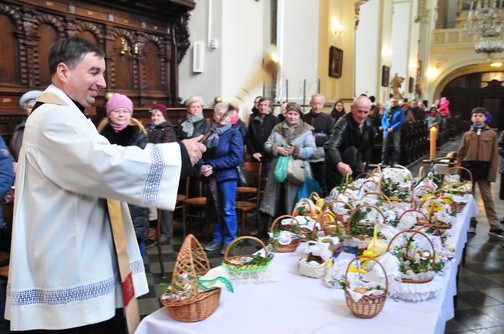 Symbolika święconki i tradycja śniadania wielkanocnego