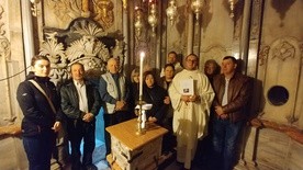 W Przedsionku Anioła w kaplicy Grobu Pańskiego w Jerozolimie