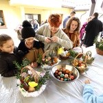 Triduum Paschalne w Bystrej - kolorowe pisanki i święconka