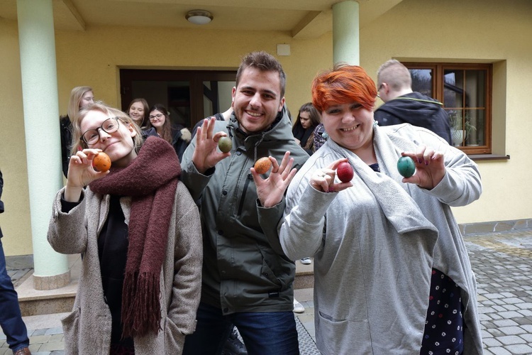 Triduum Paschalne w Bystrej - kolorowe pisanki i święconka