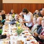 Śniadanie z ubogimi w parafii św. Ap. Piotra i Pawła