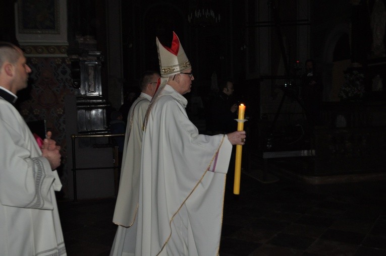 Wigilię Paschalną rozpoczęła liturgia światła, w czasie której do nieoświetlonej katedry wniesiono zapalony paschał