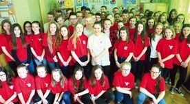 Uczniowie należący do SKC w szkole w Tymowej.