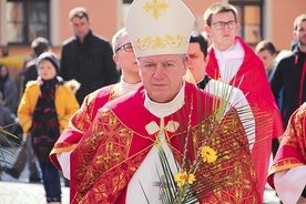 ◄	Wrocławską tradycją stało się, że abp Józef zaprasza młodych do wspólnego spędzenia Światowego Dnia Młodzieży na Ostrowie Tumskim. 