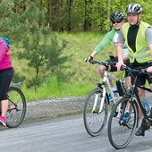 Ks. Dariusz (pierwszy od prawej) na trasie rajdu w 2017 r.