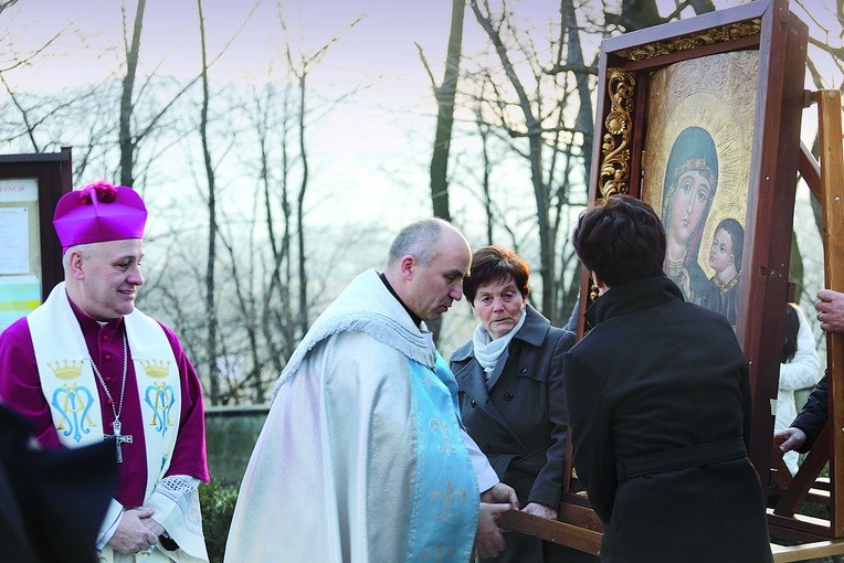 Uroczyste wprowadzenie obrazu do kościoła. 