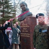 ▲	W odsłonięciu popiersia wzięła udział m.in. krewna Danuty Siedzikówny – dr Anna Tertel. 