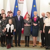 Bożena Pietras z rodziną u prezydenta RP Andrzeja Dudy podczas uroczystości odebrania srebrnego krzyża zasługi.