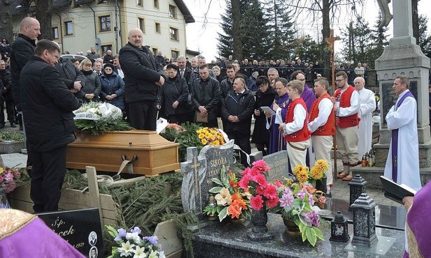 Osttanie pożegnanie na cmenatrzu parafialnym w Koniakowie