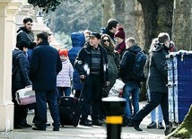 Pracownicy rosyjskiej ambasady w Londynie opuszczają placówkę dyplomatyczną.