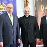 Do udziału w zakończeniu peregrynacji zapraszają (od lewej): Andrzej Anasiak, ks. Wiesław Lenartowicz, Dariusz Wolniak