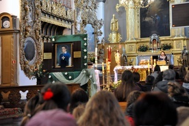 Modlitwa przed obrazem i relikwiami patrona dzieci i młodzieży