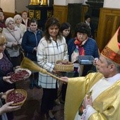 Bp Henryk Tomasik poświęcił różańce, które otrzymały osoby po podjęciu Duchowej Adopcji Dziecka Poczętego