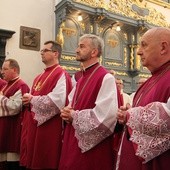 Od prawej: ks. Stanisław Majkut, nowy kanonik rzeczywisty, oraz ks. Mirosław Romanowski, ks. Piotr Krzyszkowski, ks. Jerzy Swędrowski i ks. Piotr Jankowski, nowi kanonicy honorowi