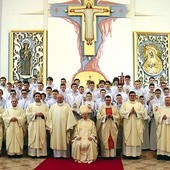 	Lektorzy z księżmi ze swoich parafii, bp. Tomasikiem i ks. Michnickim (szósty z prawej).