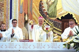 Biskup przewodniczył  Mszy św. przy relikwiach krwi Ojca Świętego.