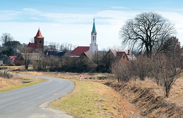 Malowniczy krajobraz Wzgórz Dalkowskich, pełna uroku panorama miejscowości mogą zainspirować do czytania poezji i uwielbienia Boga Stwórcy, który rozświetla ziemię blaskiem słońca. 