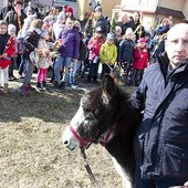 ▲	Obecność podopiecznego pana Daniela podczas Niedzieli Palmowej sprawiła dzieciom ogromną radość.