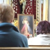 W kościele sióstr bernardynek wierni codziennie odmawiają modlitwę, którą Jezus podyktował s. Faustynie.