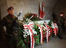 Andrzej Duda złożył kwiaty na grobie Lecha i Marii Kaczyńskich